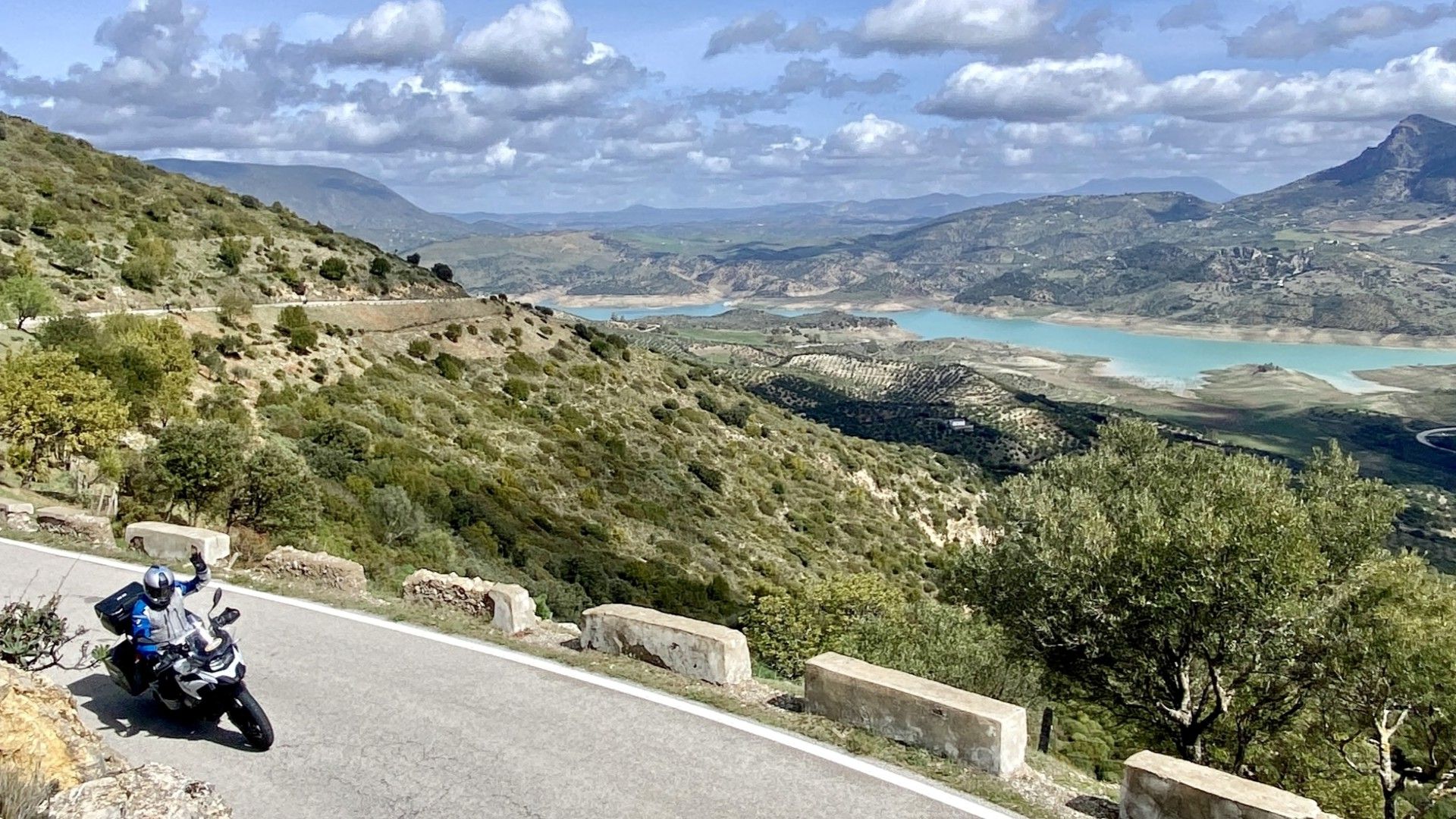 Motocykliści na krętej drodze w Andaluzji