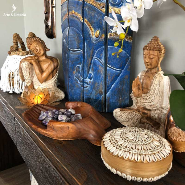 Decoração Boho Chic com móveis artesanais e elementos decorativos