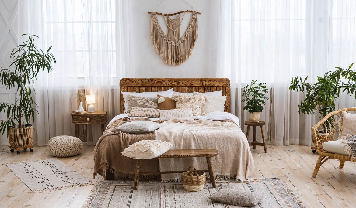 Quarto luxuoso em estilo Boho Chic com elementos naturais
