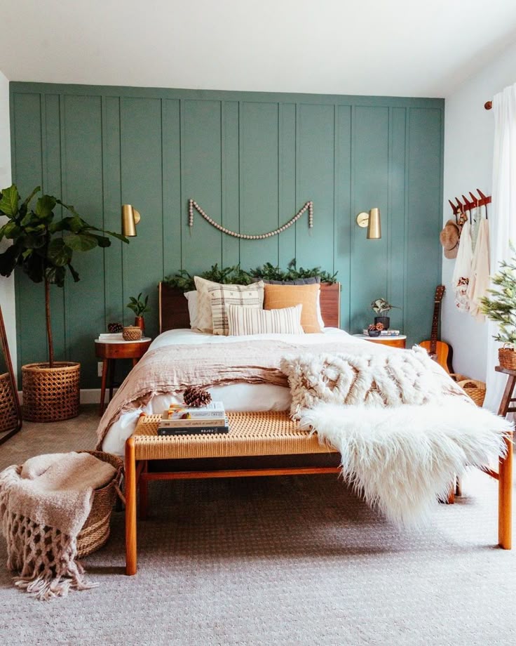 Quarto Boho Chic com cabeceira trabalhada e elementos decorativos