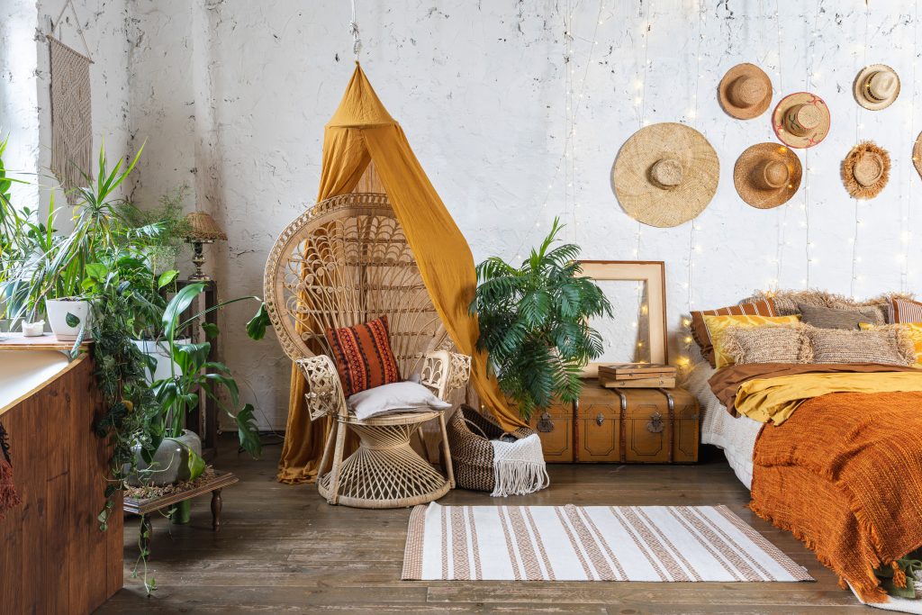 Quarto Boho Chic com elementos de madeira e decoração natural