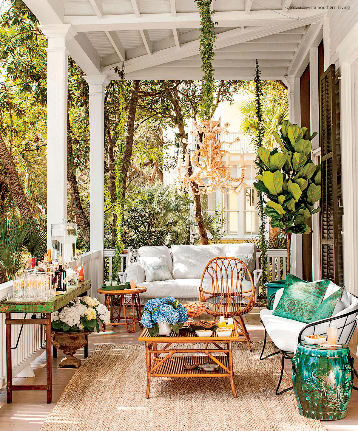 Varanda em estilo Boho Chic com móveis de madeira e elementos naturais