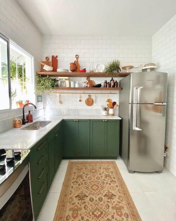 Cozinha Boho Chic com elementos decorativos e plantas