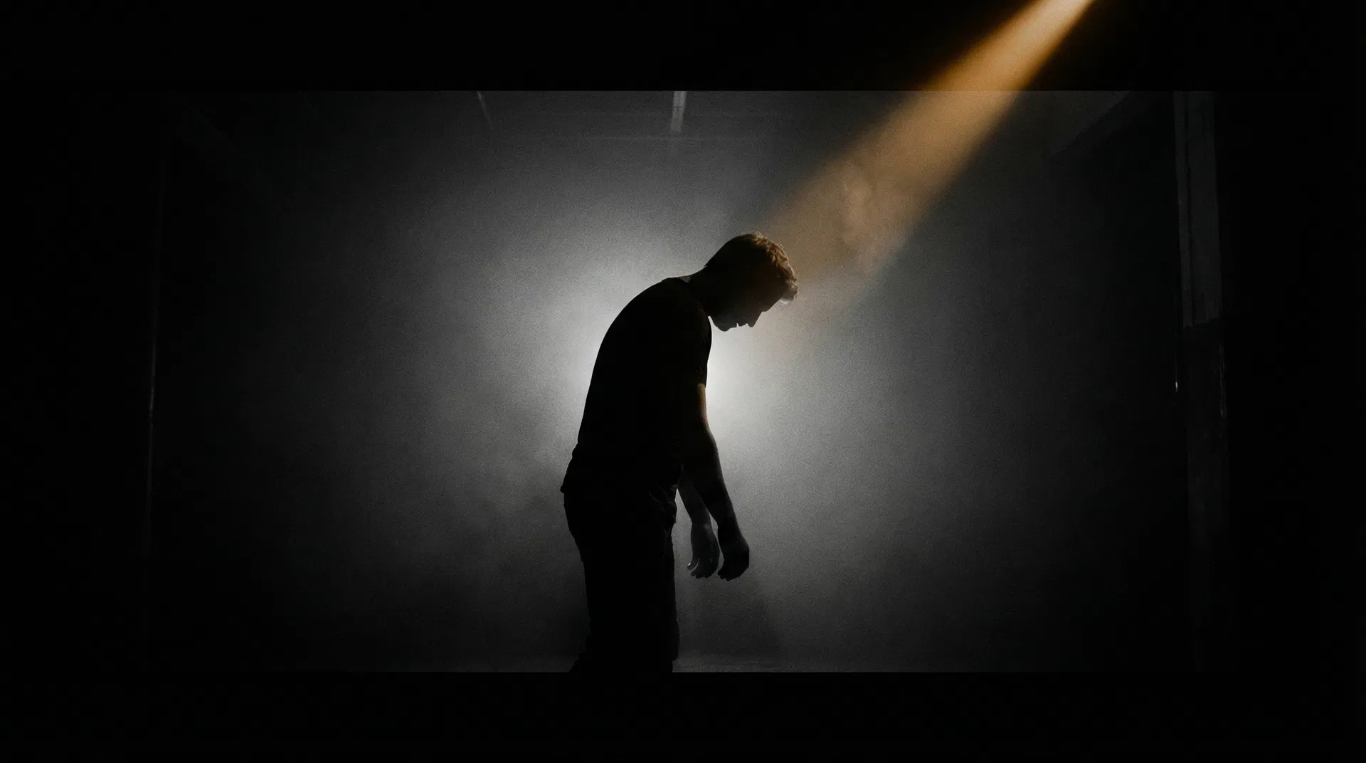 Silhueta solitária sob luz dramática representando a solidão em um relacionamento confuso