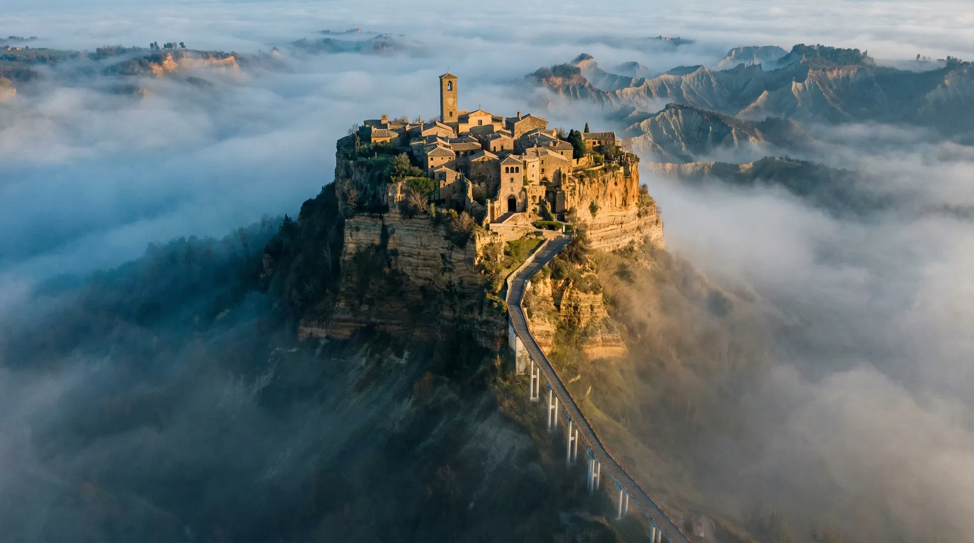 Civita di Bagnoregio avvolta nella nebbia mattutina, vista aerea