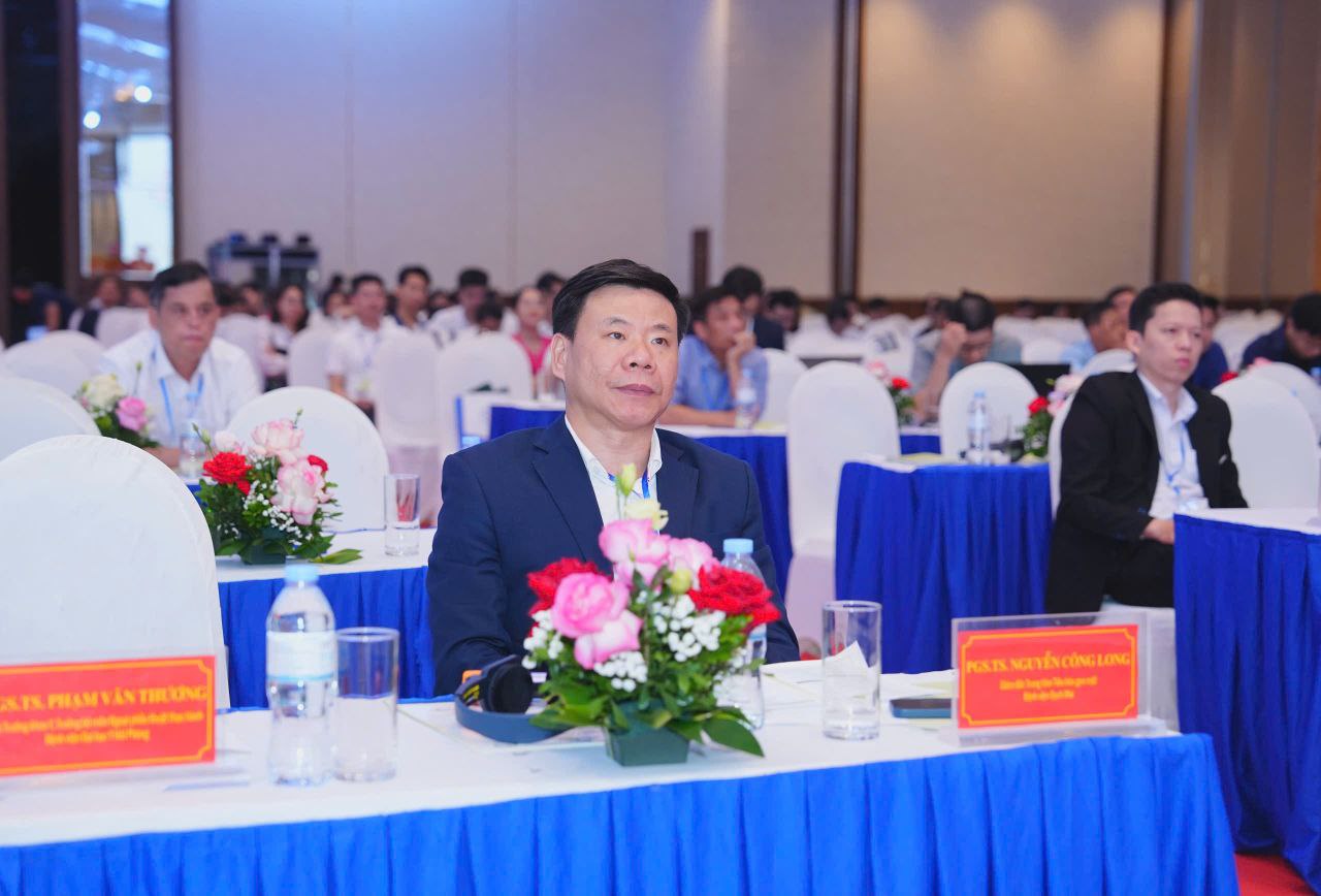 PGS.TS Nguyễn Công Long - chủ tịch VIGES, giám đốc trung tâm tiêu hóa - gan mật, bệnh viện Bạch Mai PGS.TS Nguyễn Công Long - chủ tịch VIGES, giám đốc trung tâm tiêu hóa - gan mật, bệnh viện Bạch Mai