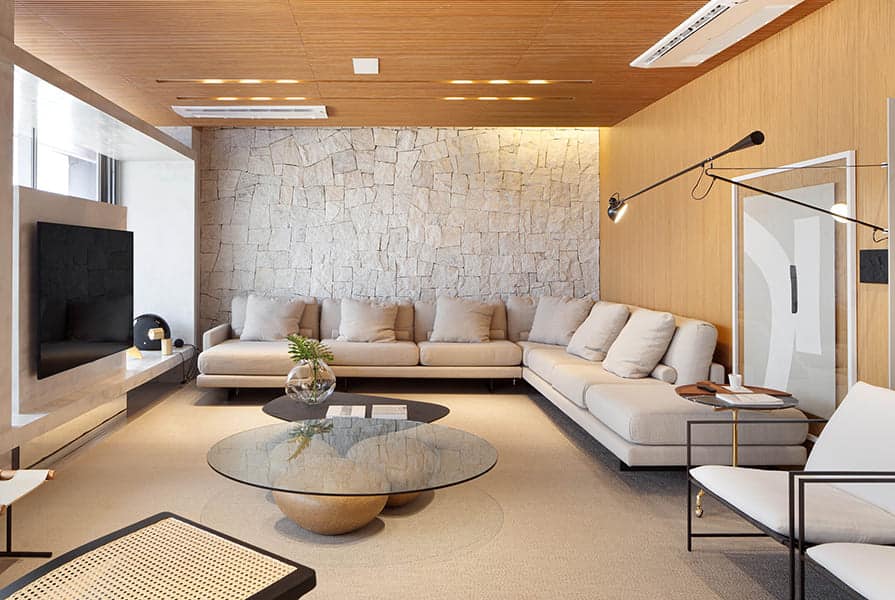 Sala de estar luxuosa com tons neutros