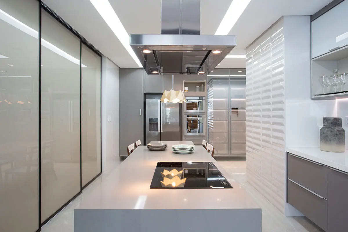 Cozinha de alto padrão com design integrado