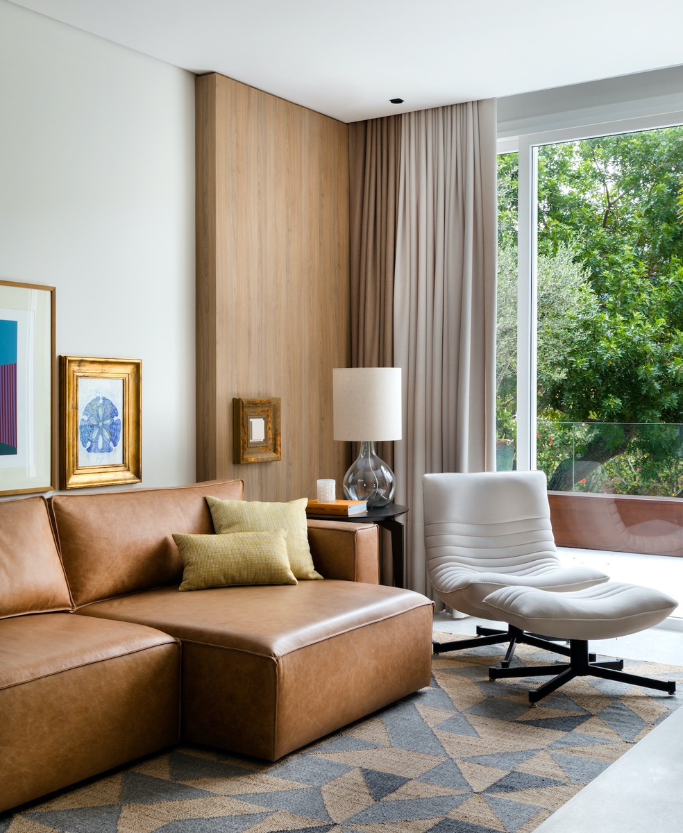 Sofá de couro em sala sofisticada