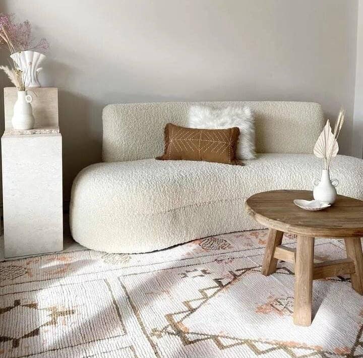 Sofá bouclé com formas orgânicas