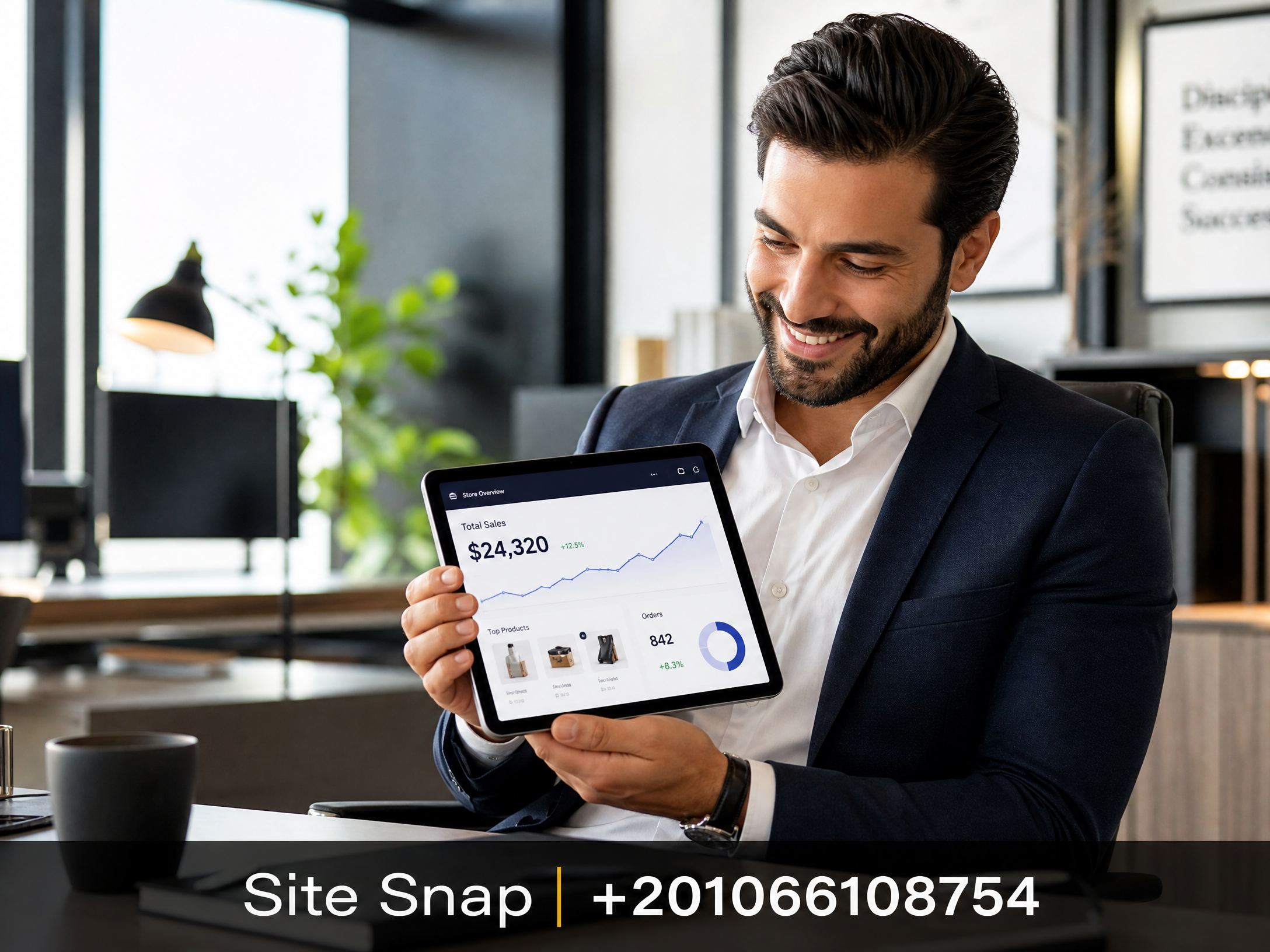صاحب عمل يبتسم وهو ينظر إلى موقع تجارة إلكترونية ناجح على جهاز لوحي