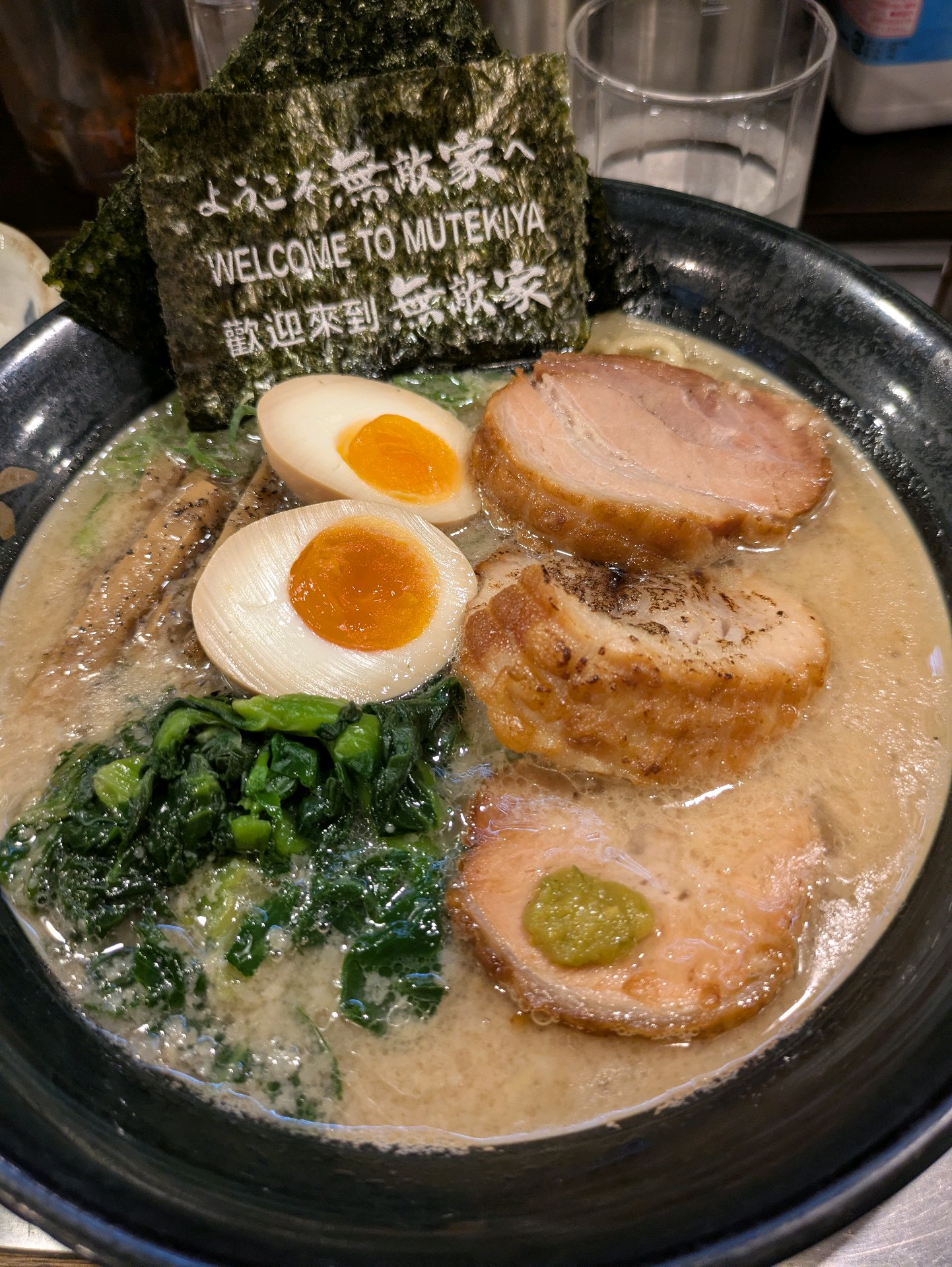 大迫力のチャーシューと背脂スープ