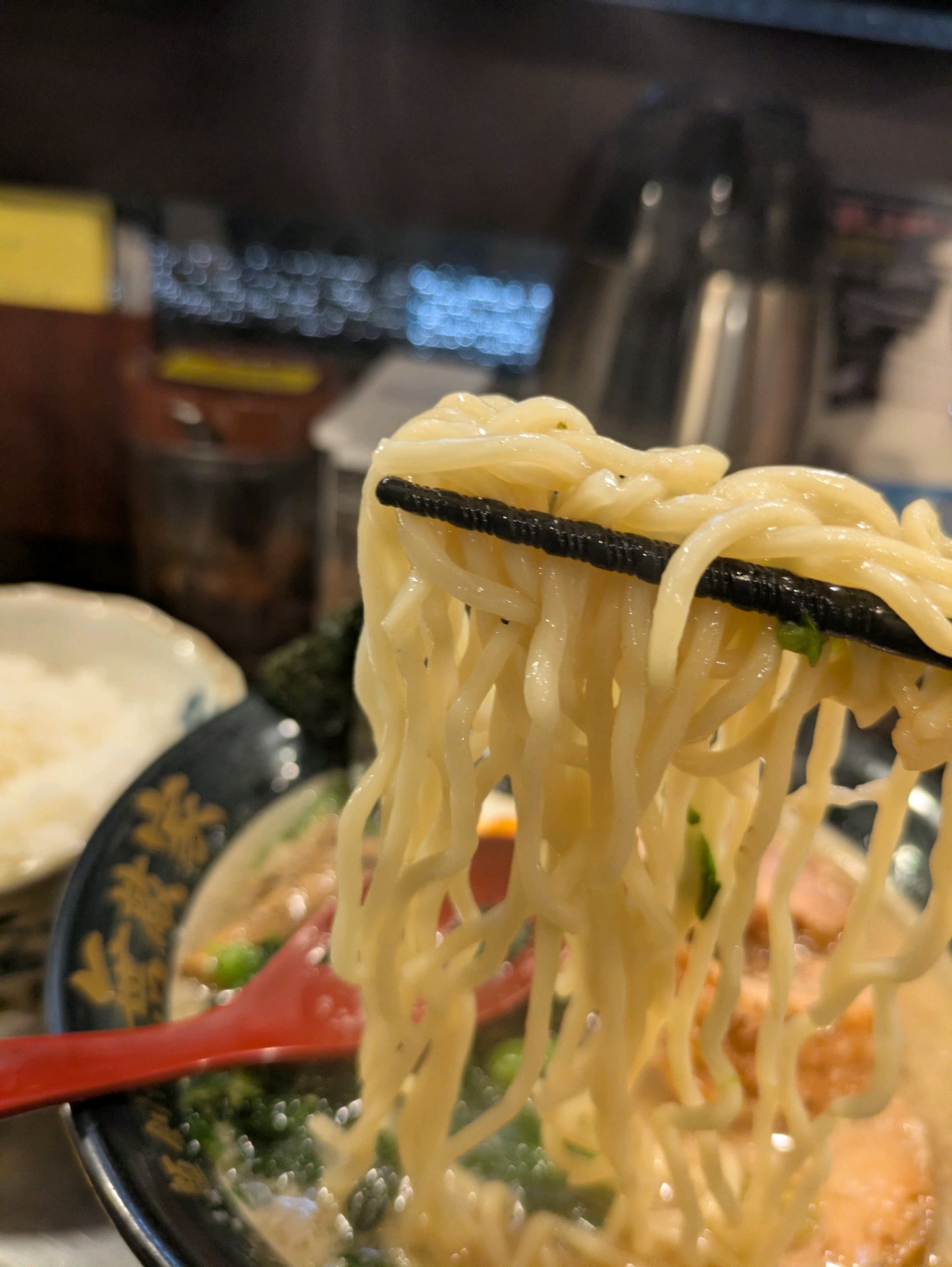 スープによく絡む中太麺