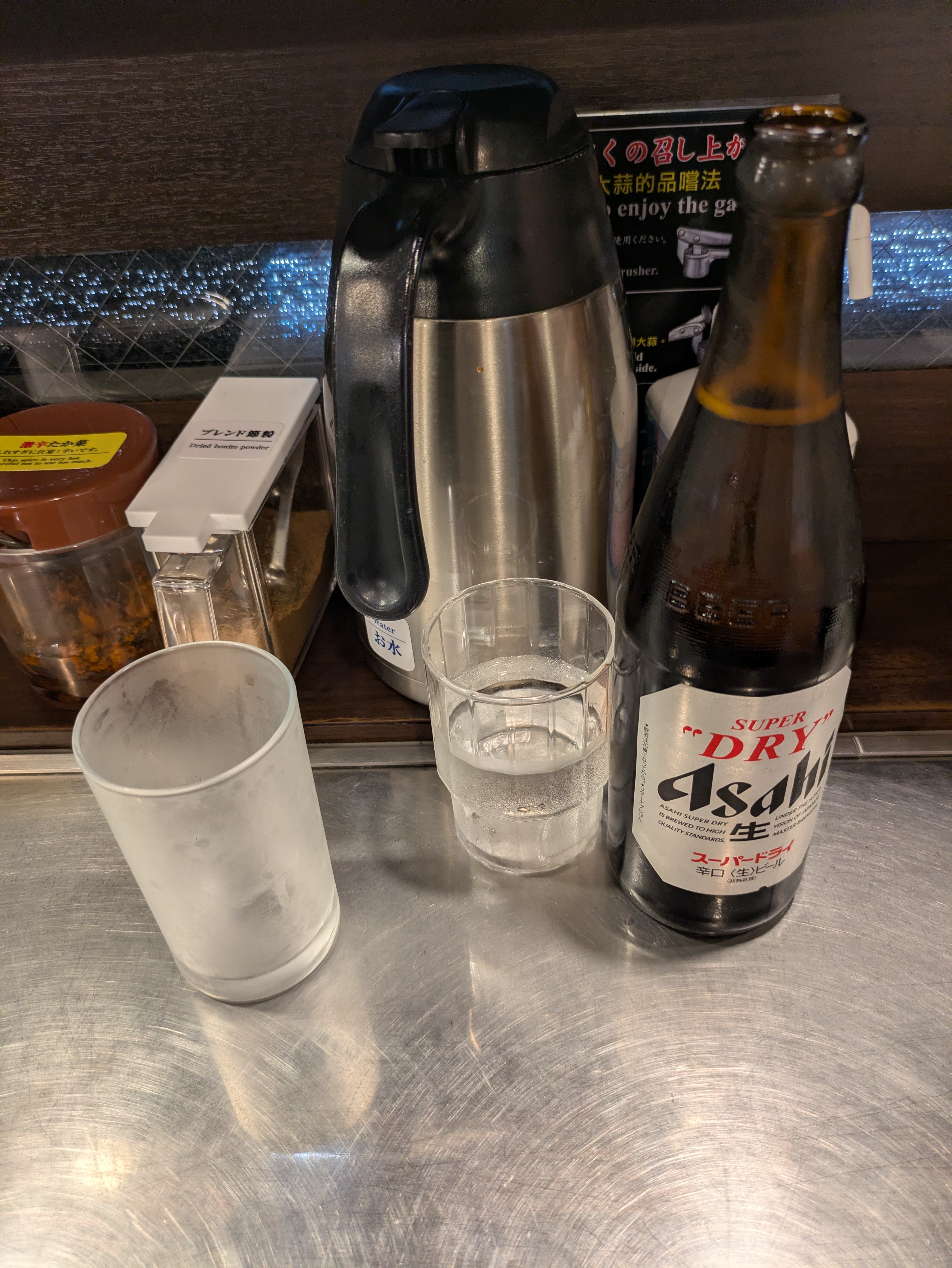 冷えたグラスとアサヒスーパードライ