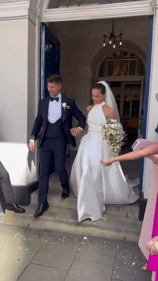 خروج العروسين من دار البلدية