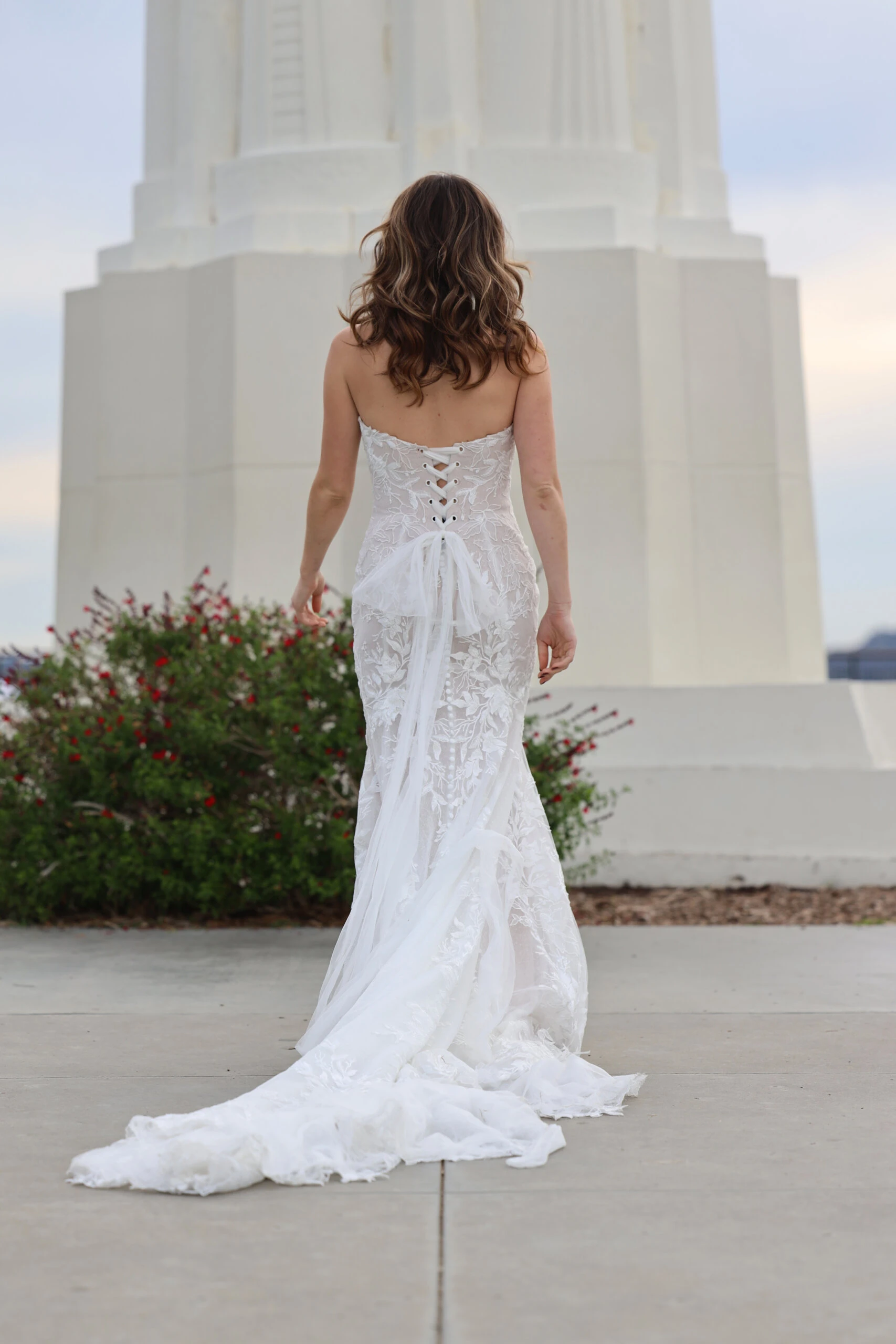 تصميم من إيلي صعب يجمع بين الكورسيه والورود