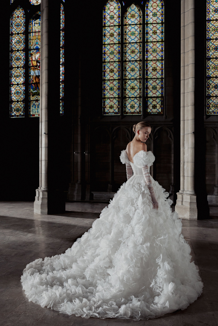 فستان زفاف بتصميم كورسيه مع ورود ثلاثية الأبعاد