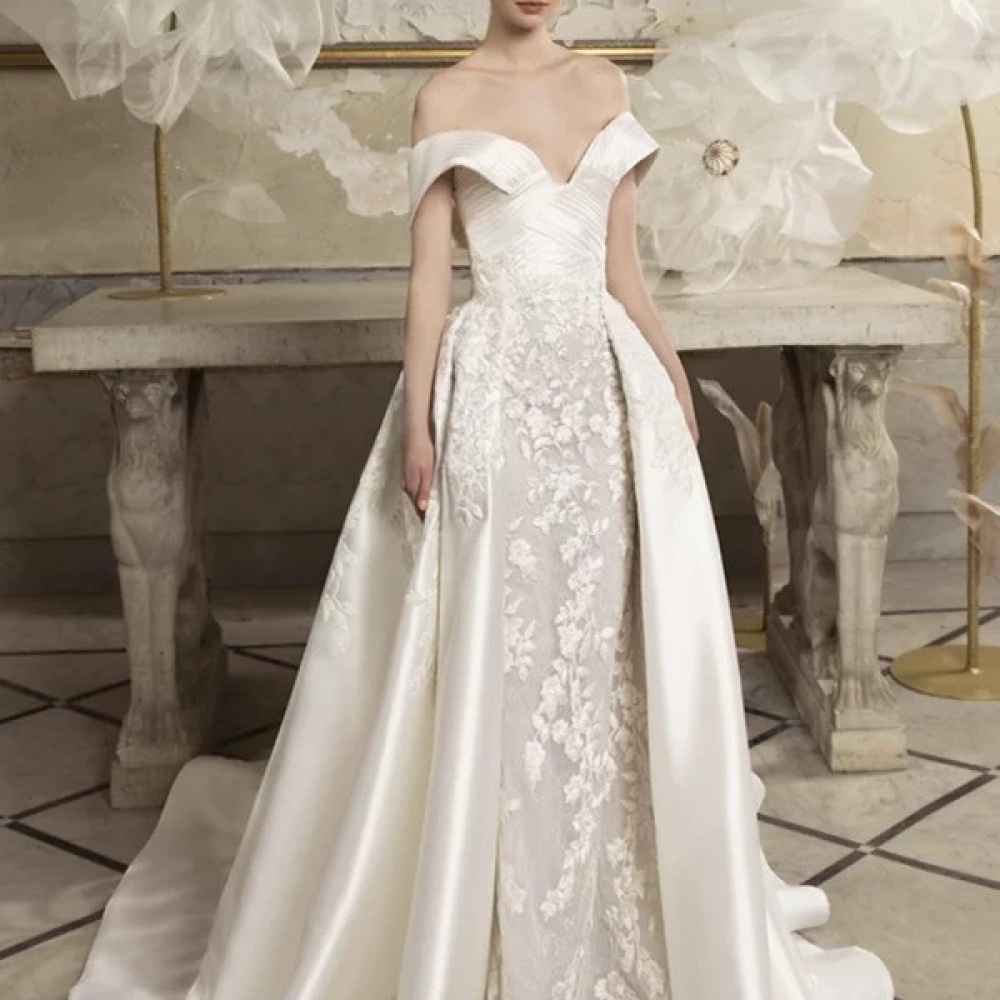 فستان مزين بالورود ثلاثية الأبعاد