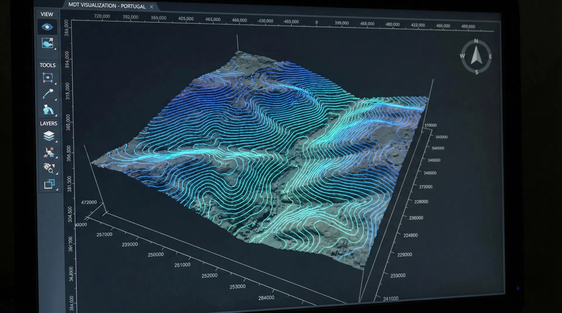 Visualização de Modelo Digital do Terreno com curvas de nível em software GIS profissional