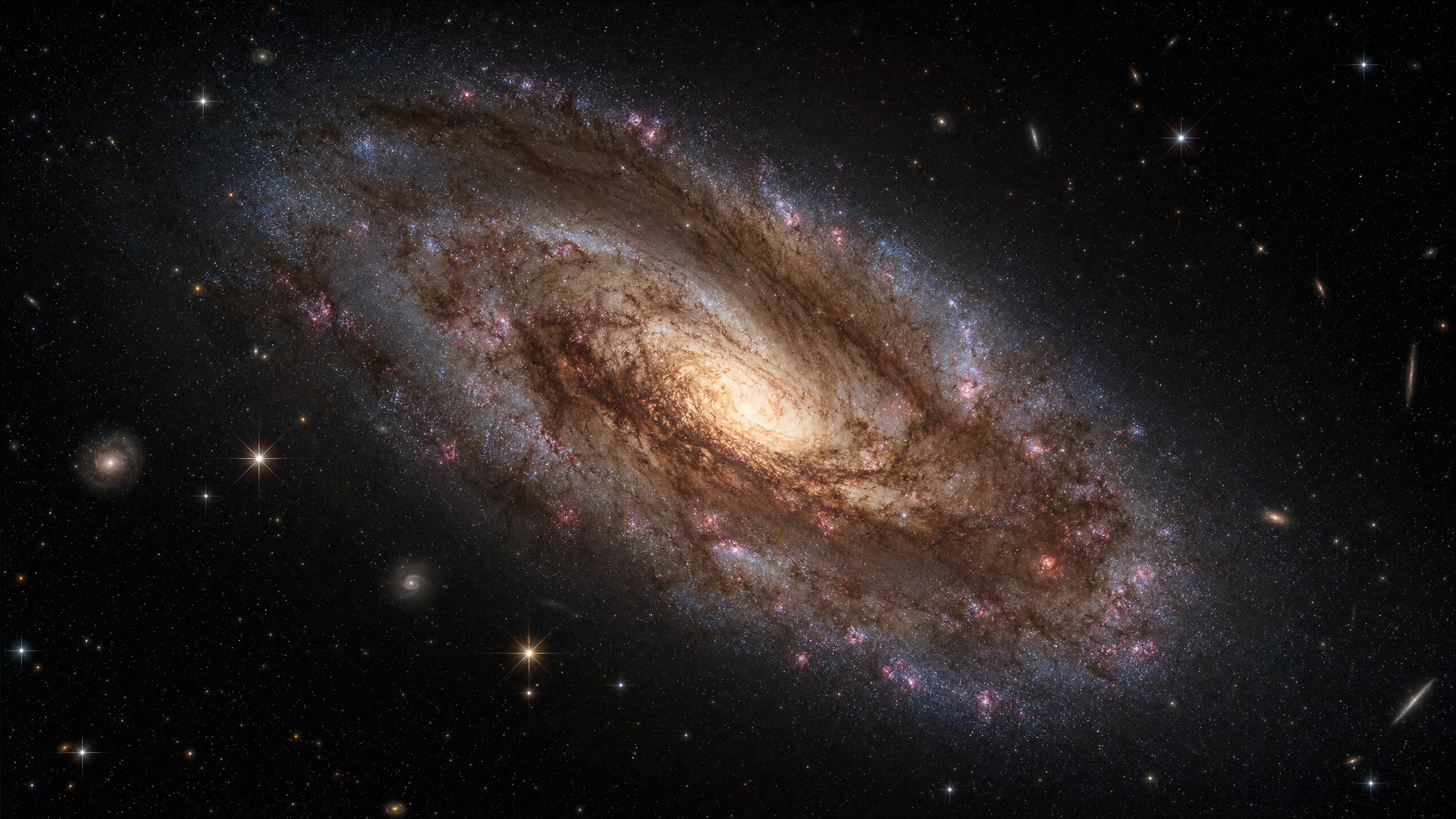 Concepção artística fotorrealista da galáxia espiral Circinus, uma das galáxias Seyfert tipo 2 mais próximas da Terra, situada a aproximadamente 4,2 megaparsecs no hemisfério sul. No centro brilhante e amarelado se esconde o buraco negro supermassivo agora desvendado pelo JWST.