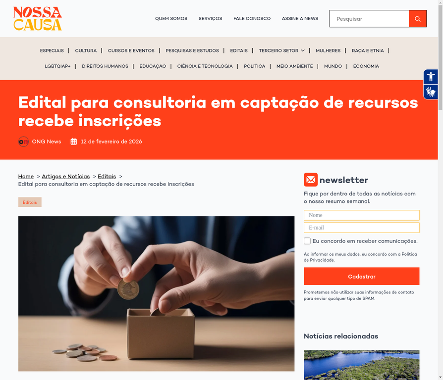 Mãos depositando moedas em uma caixa, simbolizando captação de recursos.