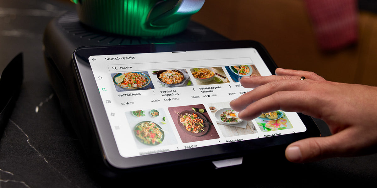 Gros plan sur l'écran tactile du Thermomix TM7 affichant une recette