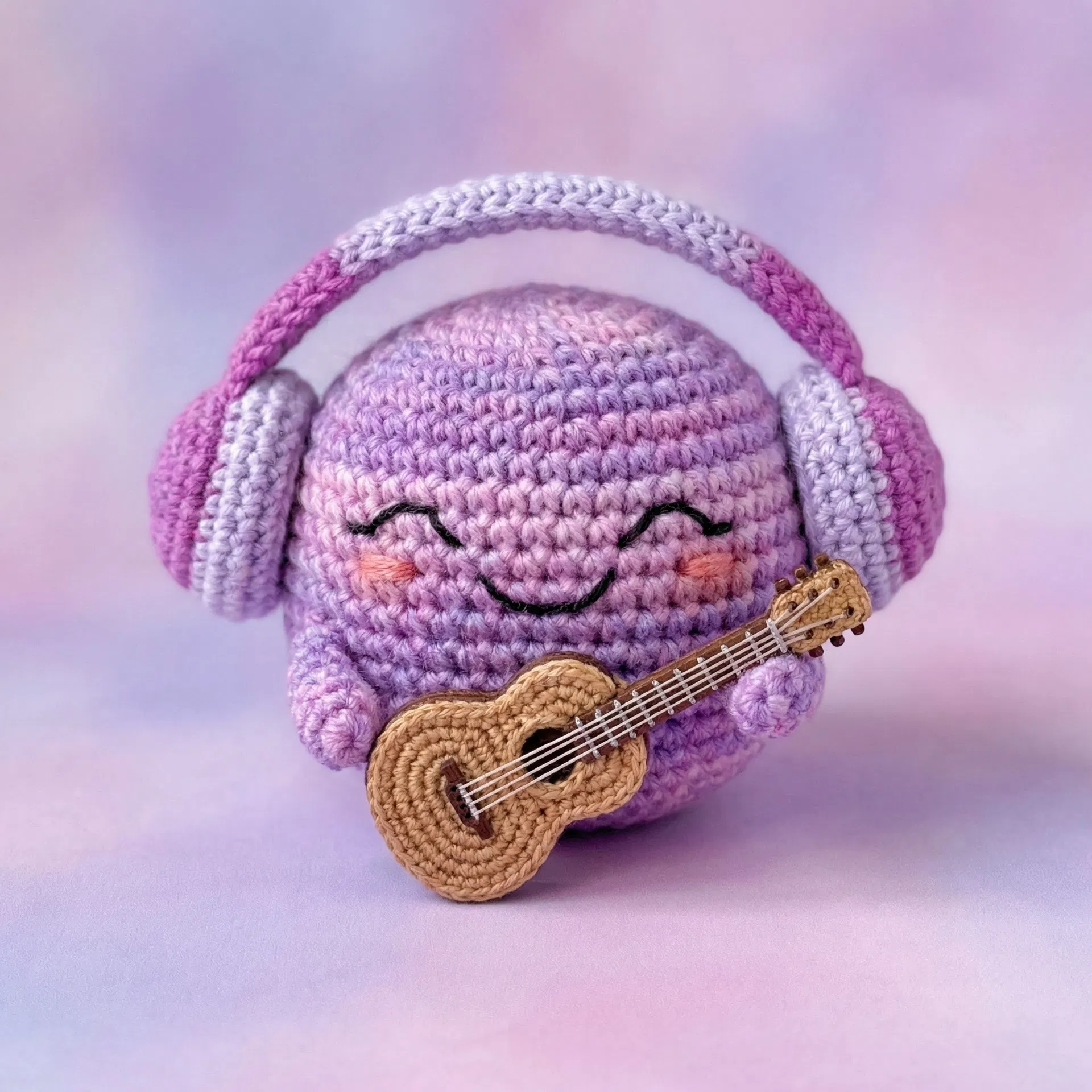 Amigurumi com fones de ouvido e violão