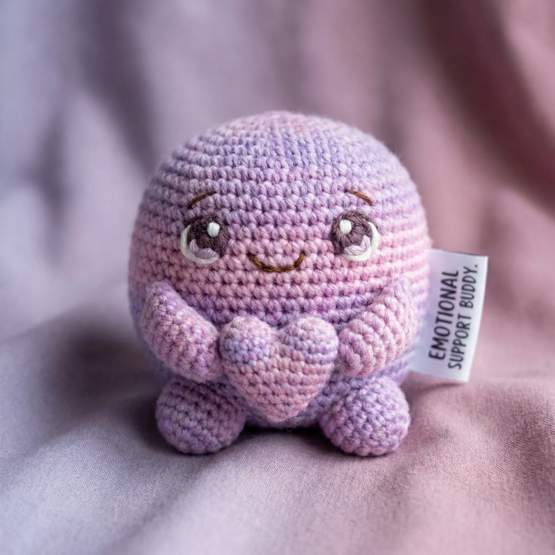 Amigurumi segurando coração