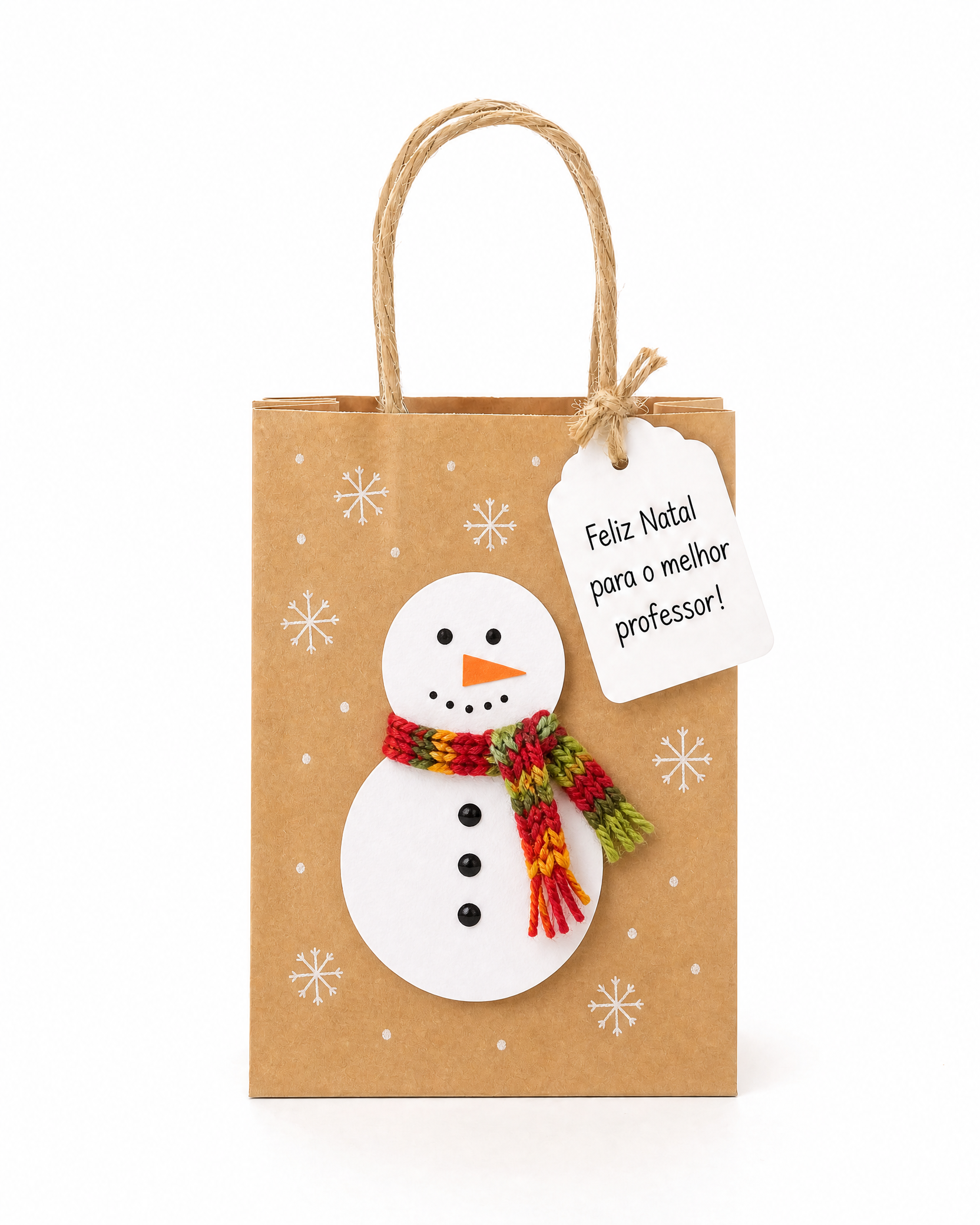 Sacolinha kraft com boneco de neve feito de círculos de papel e cachecol de lã
