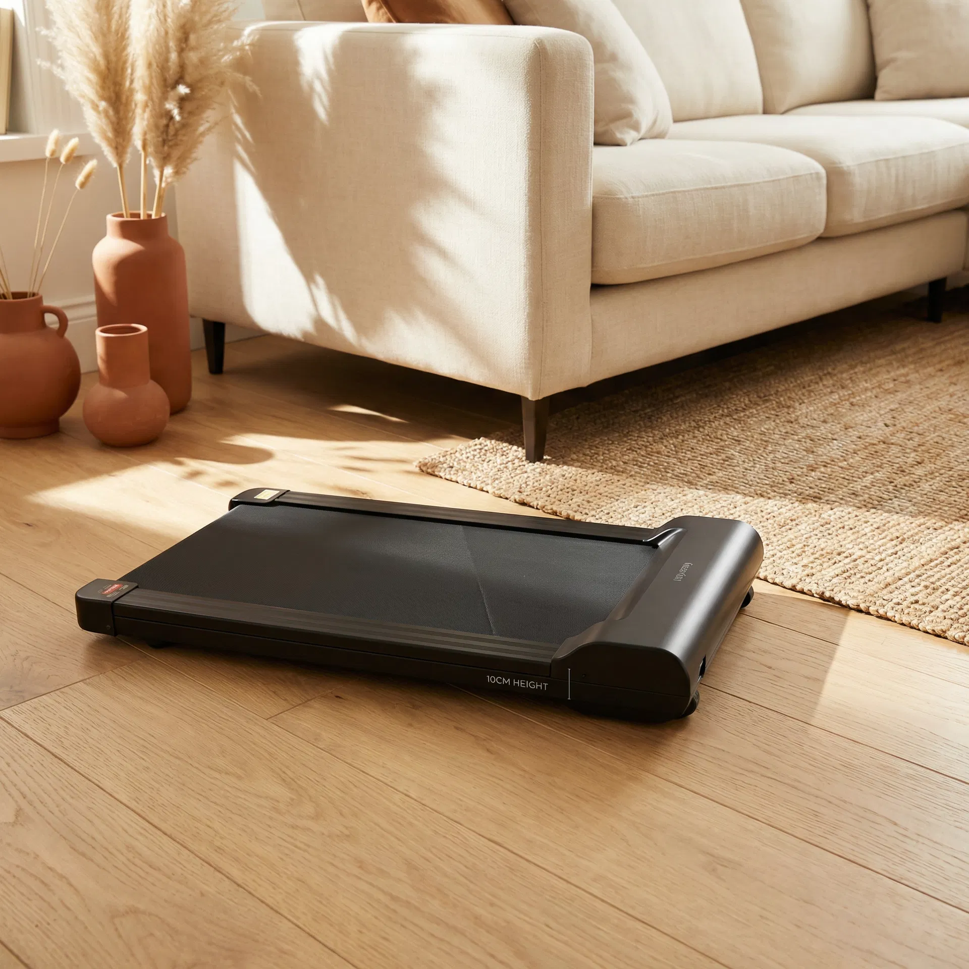 Walking Pad unter Sofa verstaut