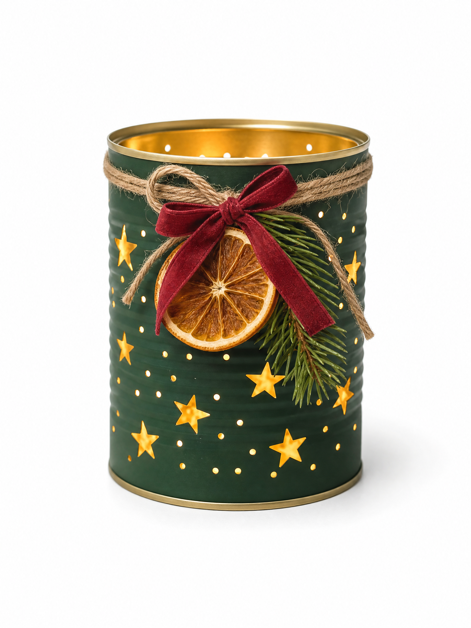 Luminária de Natal feita com lata reciclada, estrelas vazadas e luz LED, em fundo branco vertical.