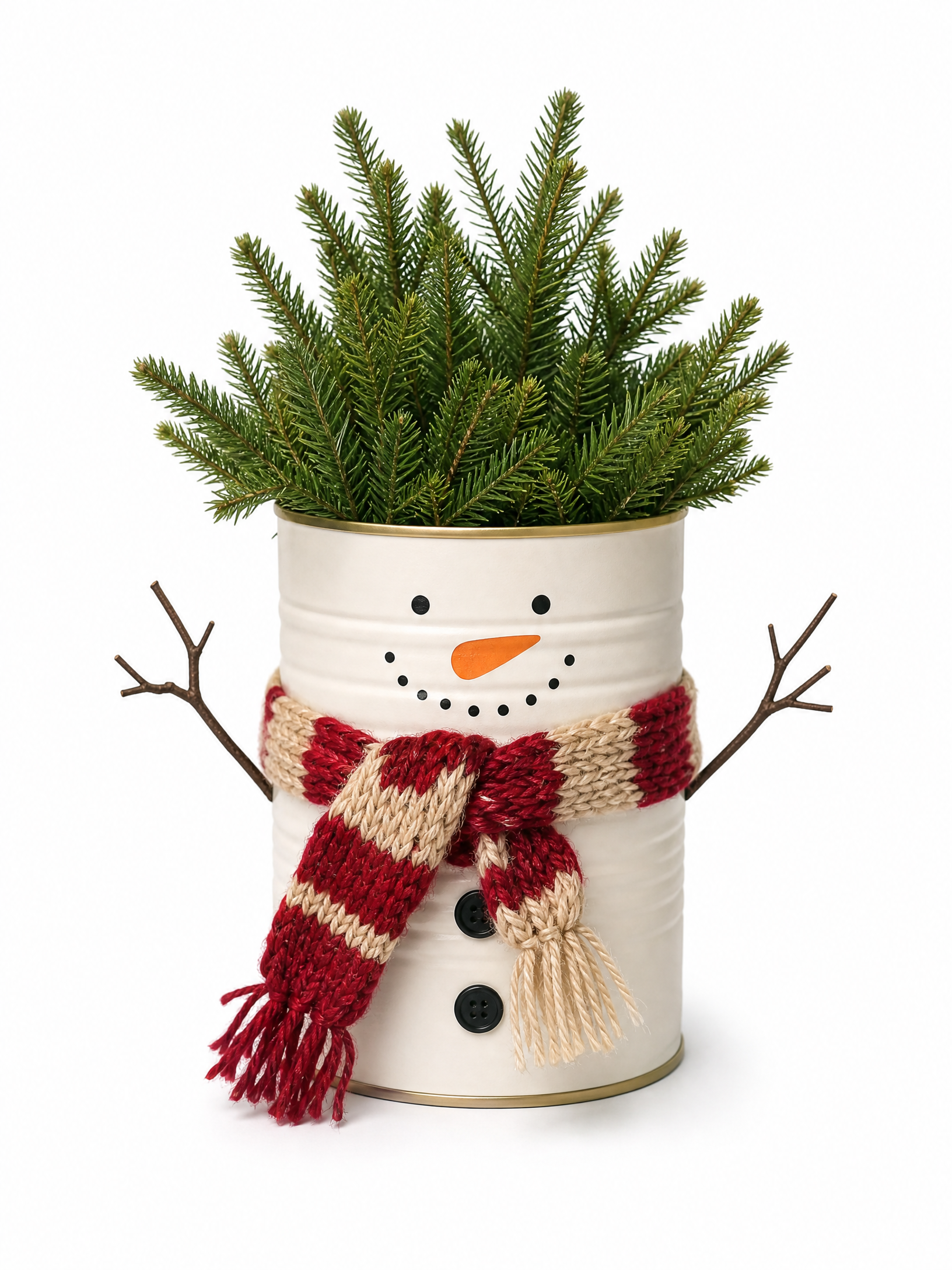 Cachepô de boneco de neve natalino feito com lata grande reciclada, em fundo branco vertical.