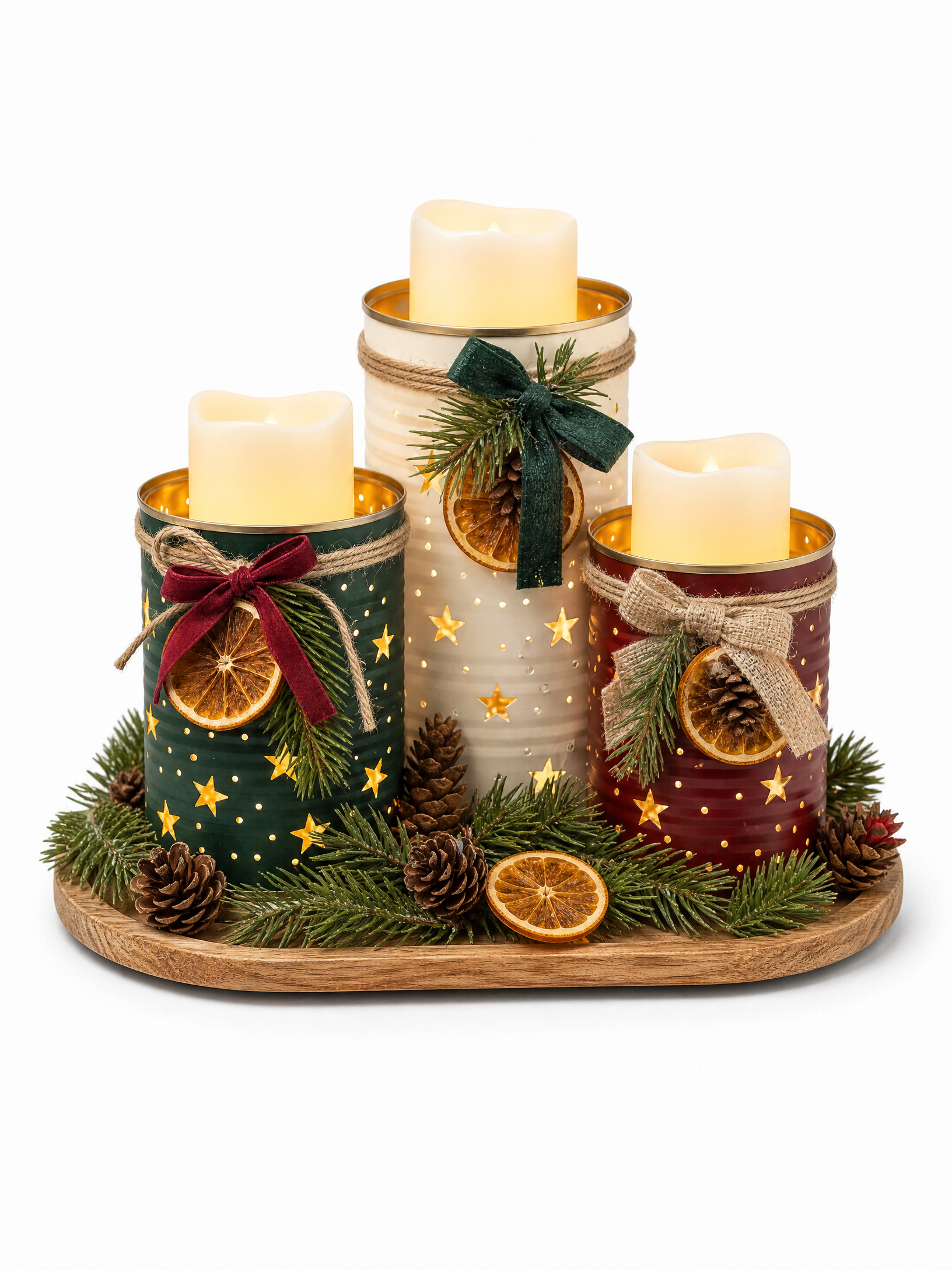 Centro de mesa natalino com três latas recicladas e velas LED, em fundo branco vertical.