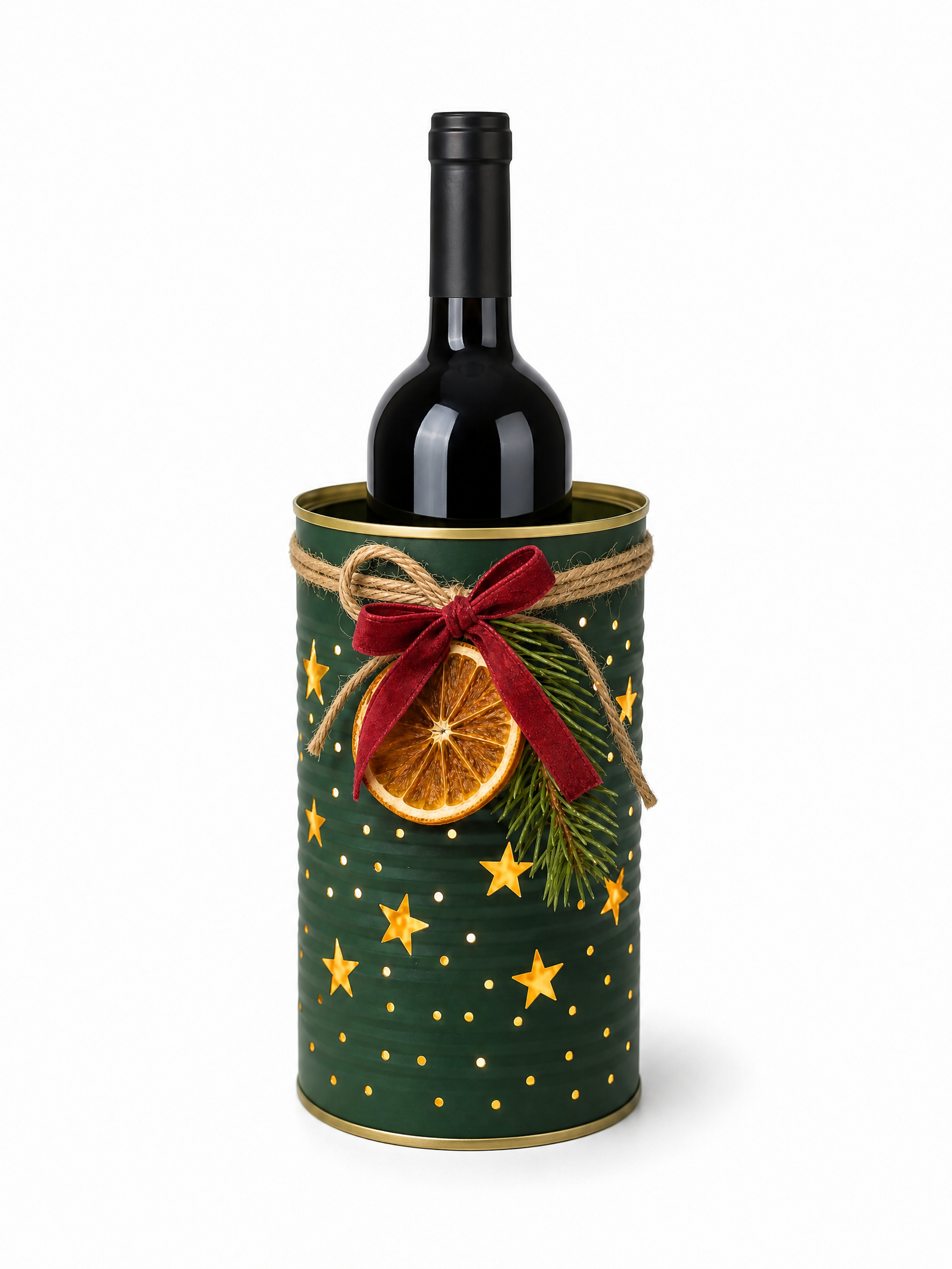 Porta-vinho natalino feito com lata grande reciclada, em fundo branco vertical.