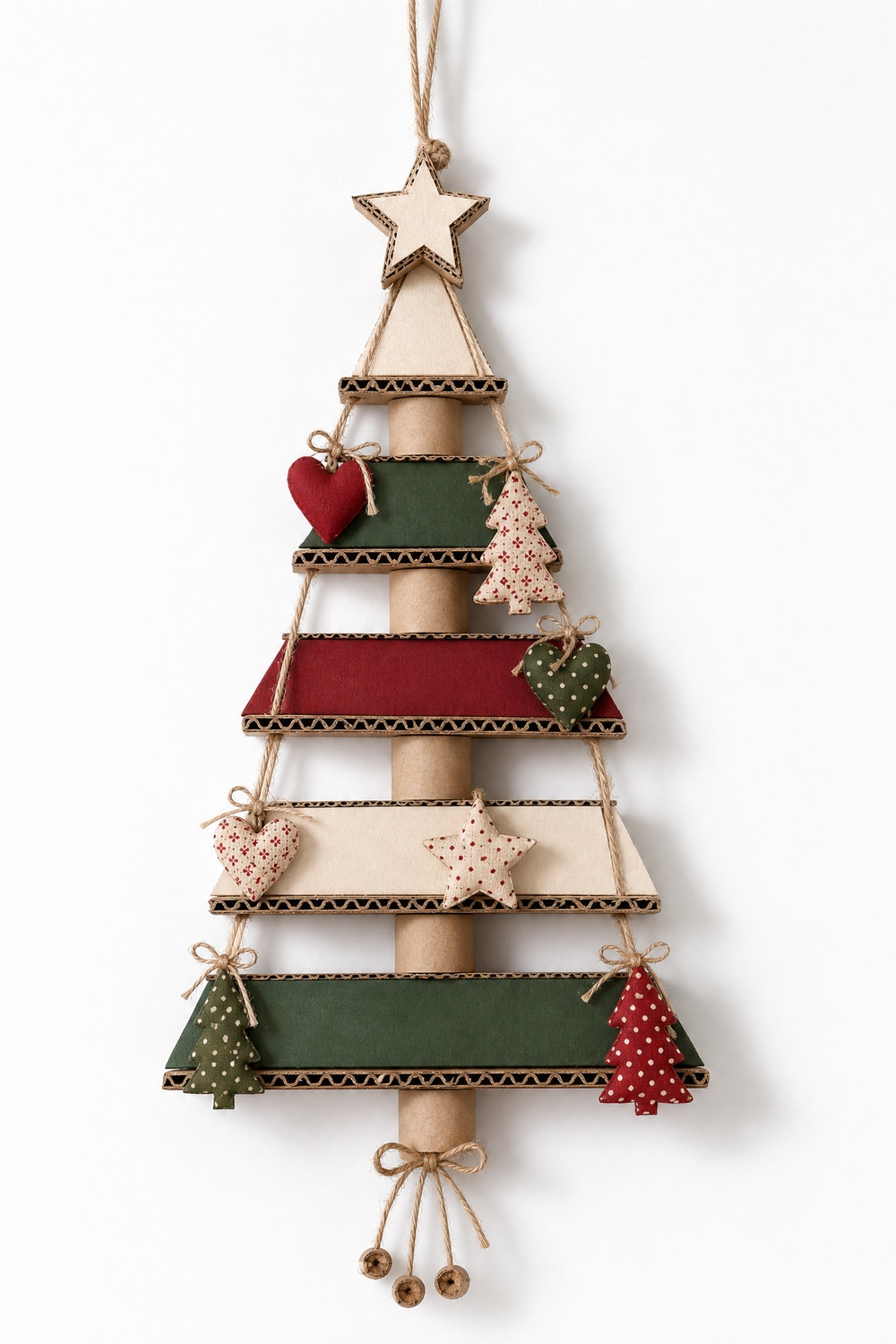 Árvore de Natal de parede feita com papelão reciclado e retalhos, em fundo branco vertical.