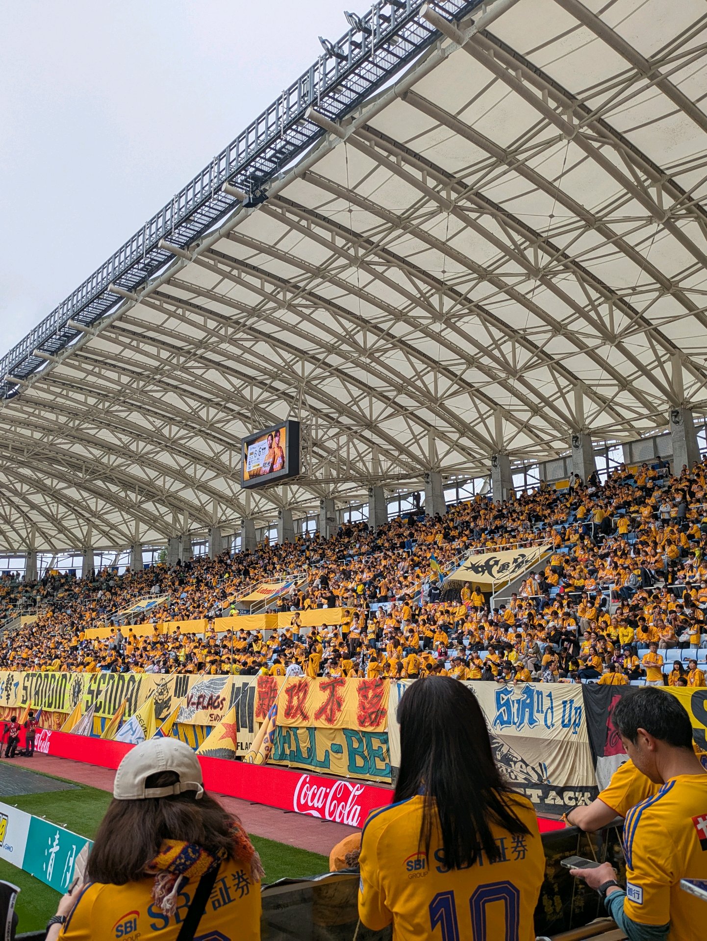 黄色に染まったベガルタ仙台のホーム側スタンド。決勝戦らしい迫力があった。