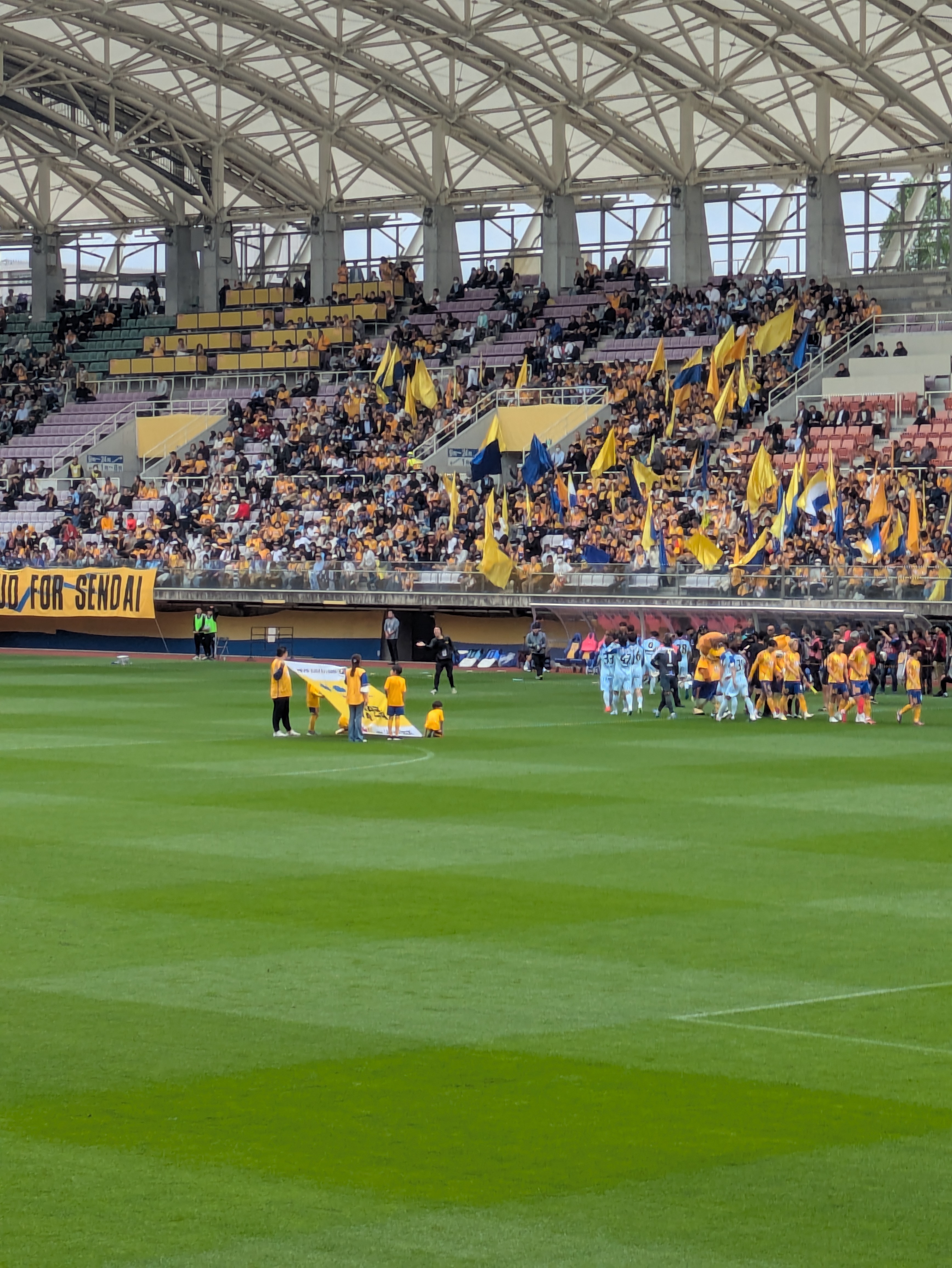 選手入場前後のピッチとスタンド。両チームの思いが交差する決勝戦が始まろうとしていた。