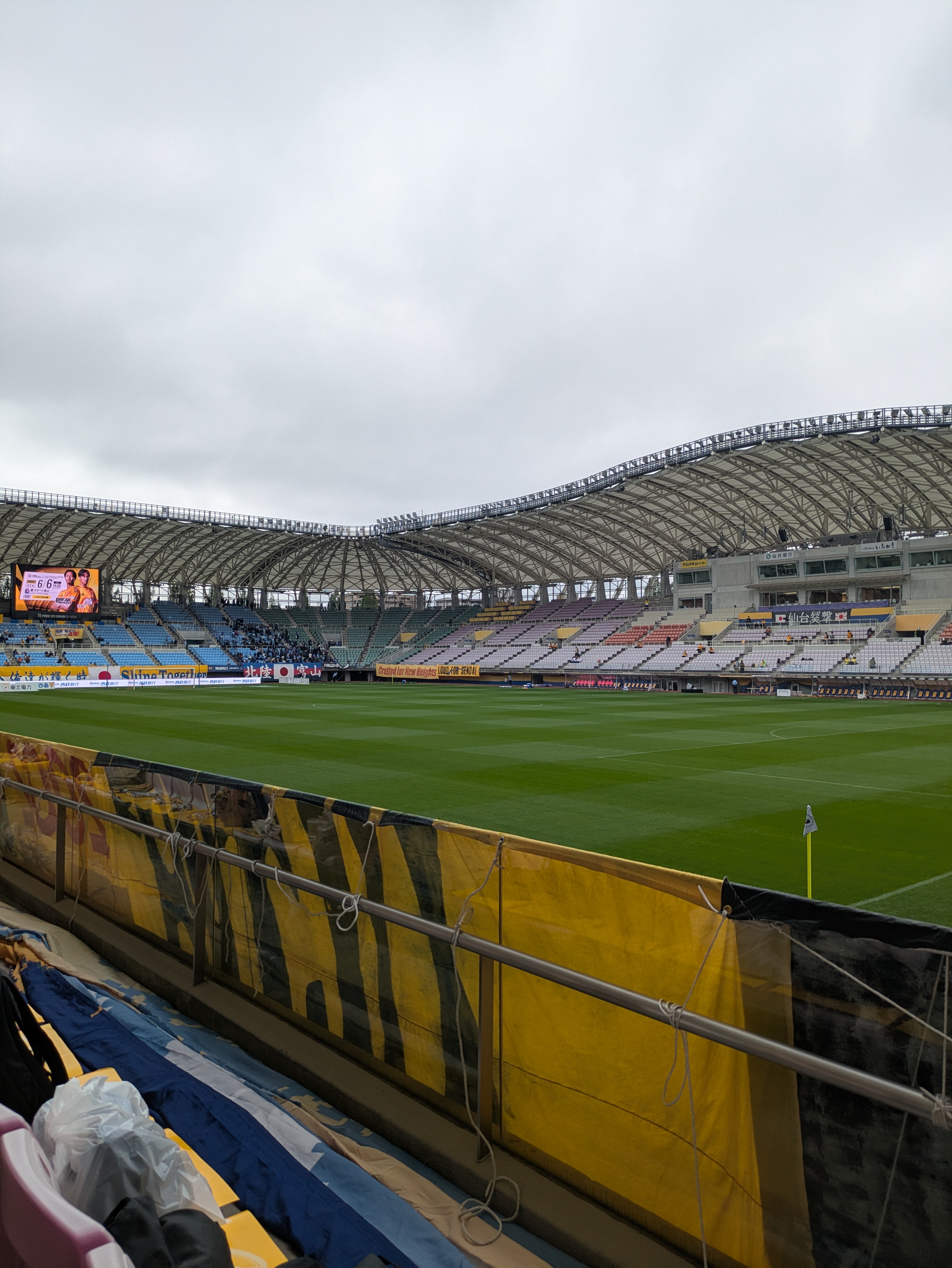 スタジアム内に入ると、ピッチを囲む独特の緊張感が広がっていた。
