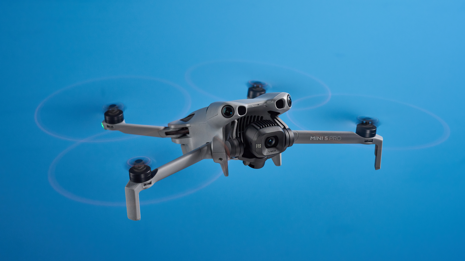 DJI Mini 5 Pro vliegt over water