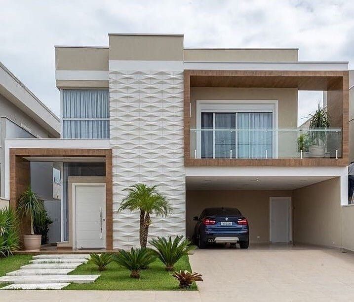 Fachada residencial moderna em tons neutros com design sustentável