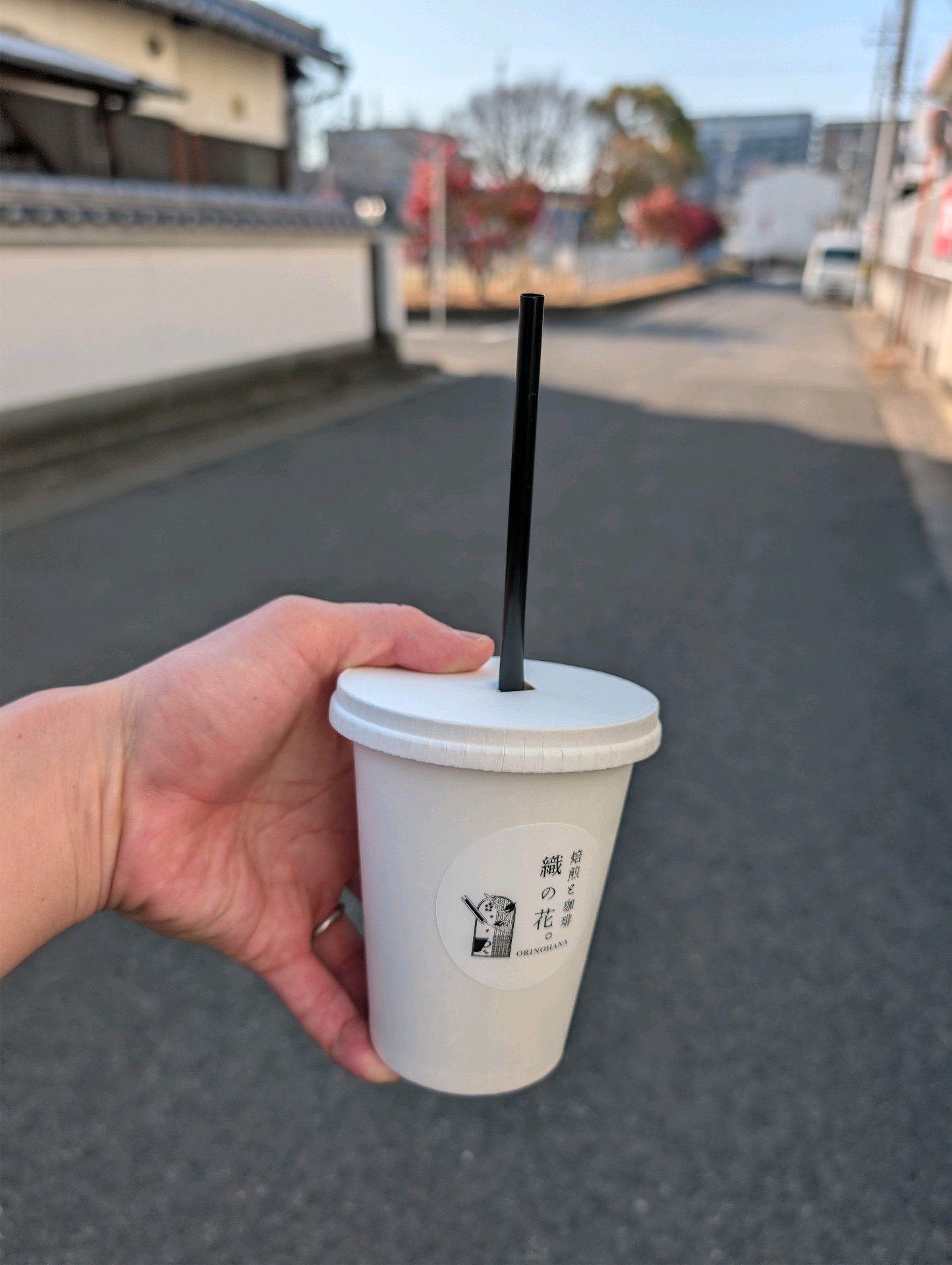 熊取カフェ「織の花」のロゴが入ったテイクアウトカップ