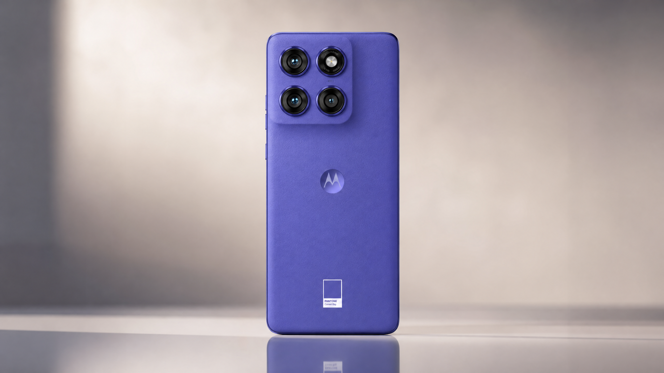 Motorola Edge 60 Neo ultrafino com bordas curvas e traseira em couro vegano roxo, iluminação elegante.