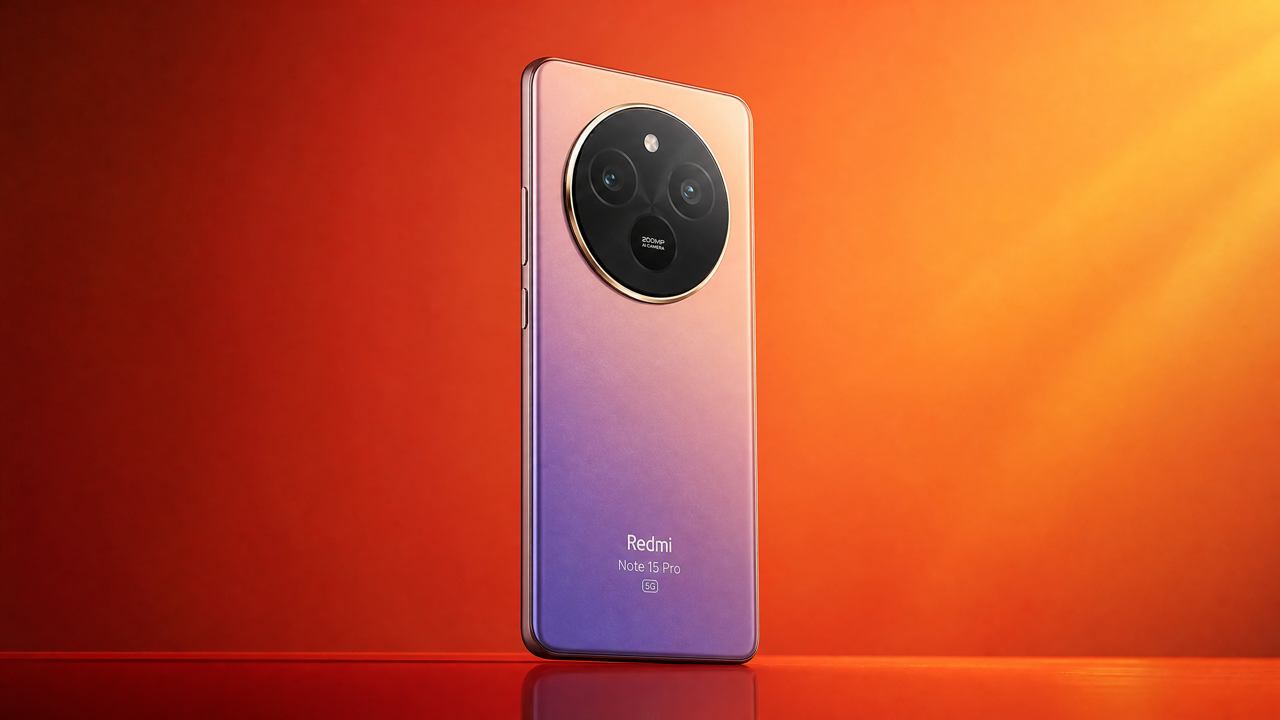 Redmi Note 15 Pro com traseira gradiente e módulo de câmera circular grande, iluminação laranja e vermelha.