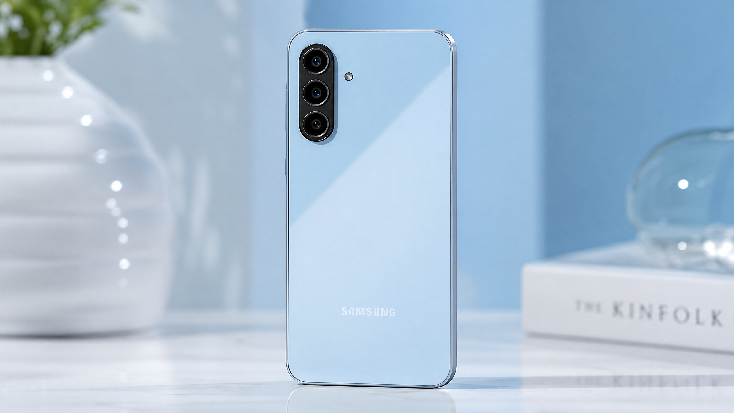 Samsung Galaxy A57 em azul pastel, design minimalista, iluminação suave.