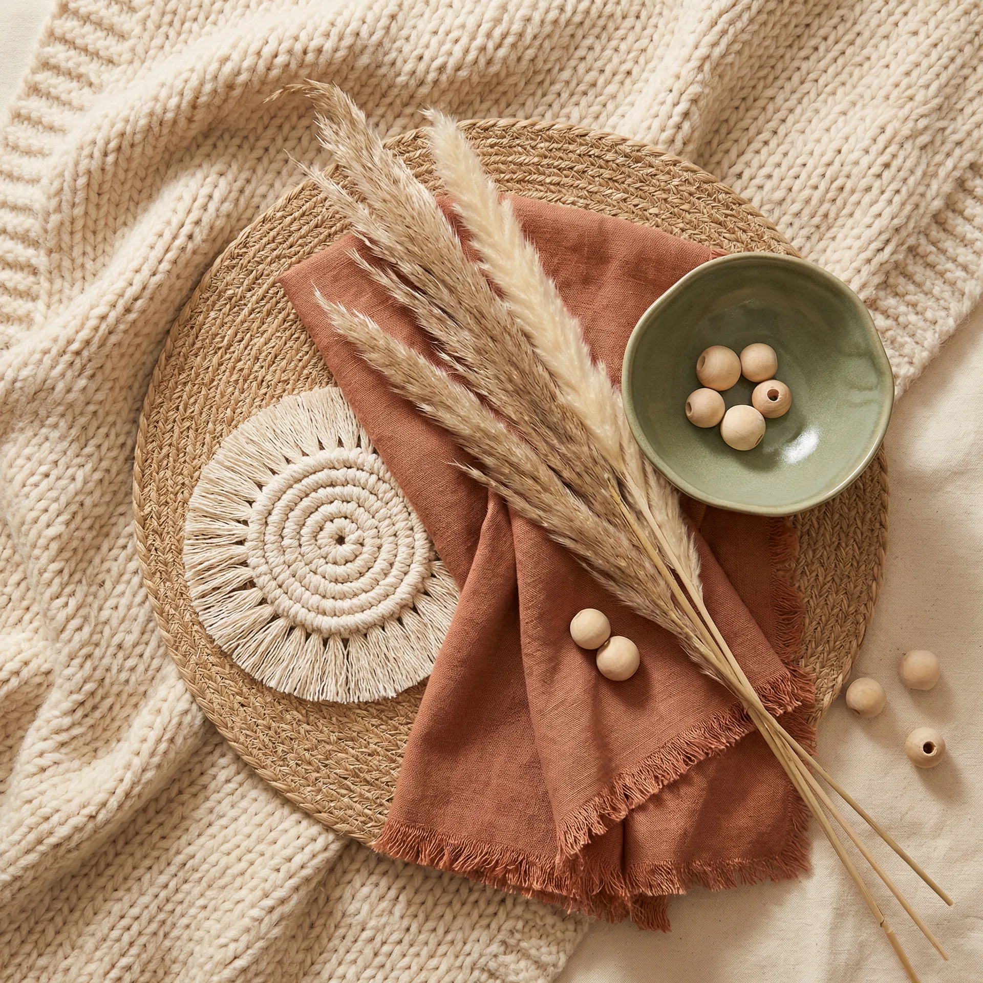 Têxteis naturais boho - juta, linho e cerâmica artesanal