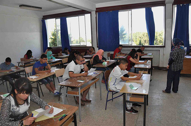 طلاب جزائريون يؤدون امتحان شهادة التعليم المتوسط 2025 في قاعة الامتحان، صورة تعكس جدية التحضير والتركيز على النجاح في البيام.