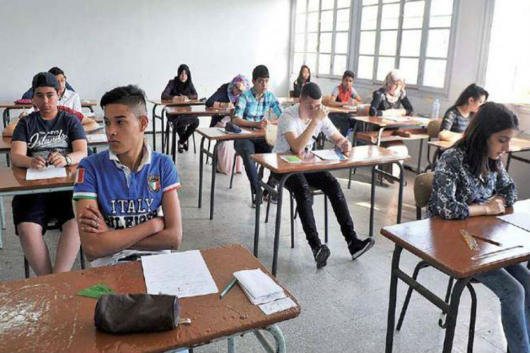 موعد شهادة التعليم المتوسط 2025: كل ما تحتاج معرفته عن البيام في الجزائر طلاب جزائريون يستعدون لشهادة التعليم المتوسط 2025، صورة تُظهر بيئة تعليمية مُحفزة للتحضير الجيد لامتحان البيام.