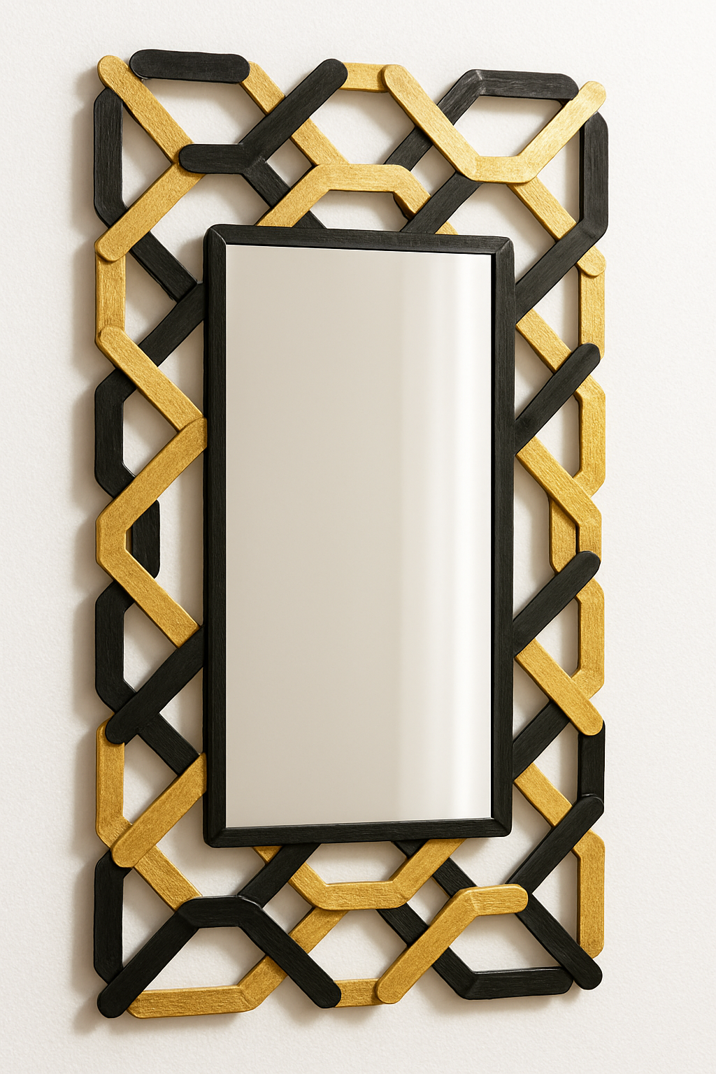 Imagem de um Espelho de parede com moldura geométrica feita de palitos de picolé pintados de preto e dourado.