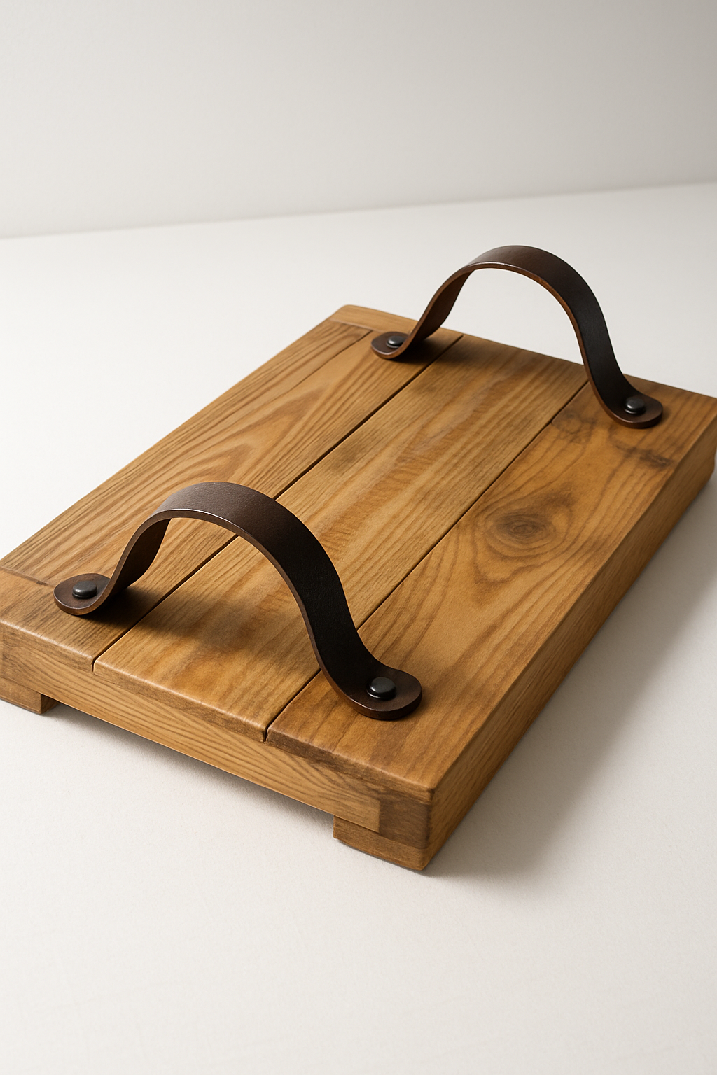 Imagem de uma Bandeja de servir rústica feita com madeira de palete lixada e tratada, com alças de couro reciclado.