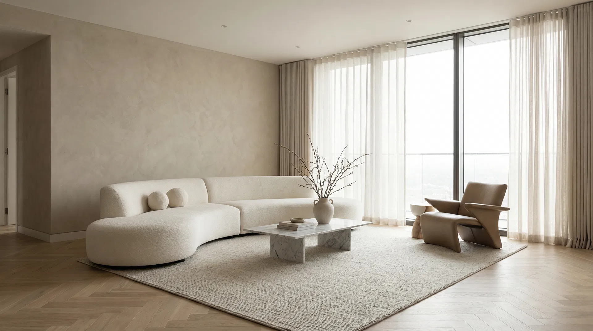 Sala de estar de luxo com sofá branco e iluminação natural